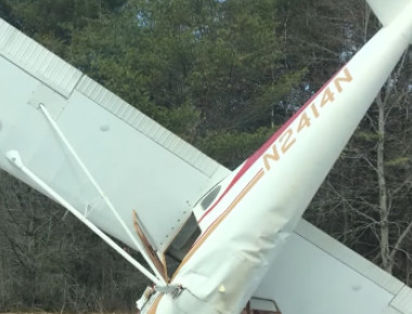 ΗΠΑ: Αεροσκάφος «καρφώθηκε» με τη μύτη - Σώοι και αβλαβείς πιλότος και συνεπιβάτης (βίντεο)